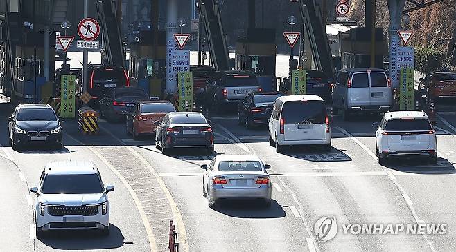 남산터널 통행료, '도심 방향만' (서울=연합뉴스) 류영석 기자 = 서울시가 남산 1·3호 터널과 연결도로 혼잡통행료를 도심 방향으로만 징수하기로 한 15일 서울 남산 1호 터널에 관련 안내문이 설치되어 있다.
    이날부터 도심에서 강남 쪽으로 나가는 외곽 방향은 통행료를 걷지 않는다. 2024.1.15 ondol@yna.co.kr