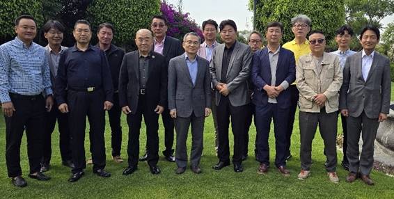 멕시코시티 시민경찰대와 함께 한 허태완 대사(앞줄가운데) [주멕시코 한국대사관 제공. 재판매 및 DB 금지]