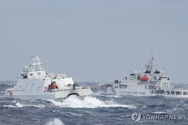 중국 해안경비선(오른쪽)과 대치하는 대만 해안경비선(왼쪽) [AFP 연합뉴스 자료사진. 재판매 및 DB 금지. 기사 내용과 직접 관계 없음]