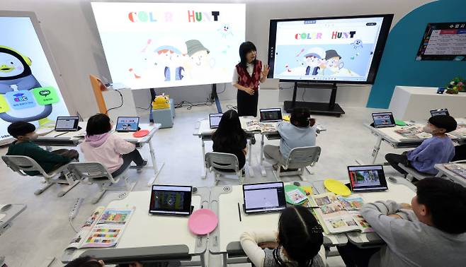 내년 인공지능(AI) 디지털교과서 도입을 앞두고 13일 경기도 고양시 킨텍스에서 열린 ‘2024 대한민국 교육혁신 박람회‘에서 초등학생들이 AI 교과서를 사용해 영어수업을 듣고 있다. (사진=뉴시스)