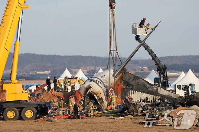 제주항공 여객기 참사 엿새째인 3일 오후 전남 무안국제공항 참사 현장에서 사고 여객기 인양 작업을 하고 있다. 2025.1.3/뉴스1 ⓒ News1 김진환 기자