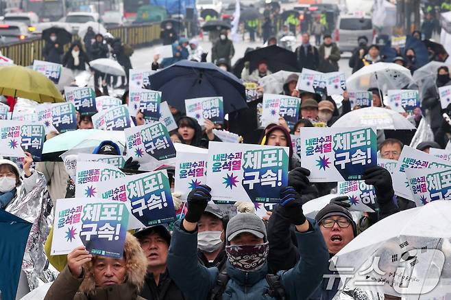 윤석열즉각퇴진·사회대개혁 비상행동 참가자들이 6일 서울 용산구 한남동 대통령 관저 인근에서 열린 '윤석열 즉각 체포·구속 기자회견'에서 손피켓을 들고 있다. 2025.1.6/뉴스1 ⓒ News1 김성진 기자