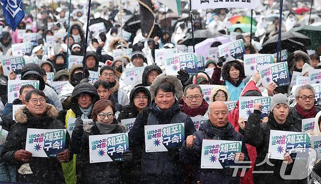 양경수 민주노총 위원장을 비롯한 윤석열즉각퇴진·사회대개혁 비상행동 회원들이 5일 서울 용산구 한남동 대통령 관저 인근에서 열린 내란수괴 윤석열 신속 체포 촉구 긴급 기자회견에서 구호를 외치고 있다. 2025.1.5/뉴스1 ⓒ News1 김성진 기자