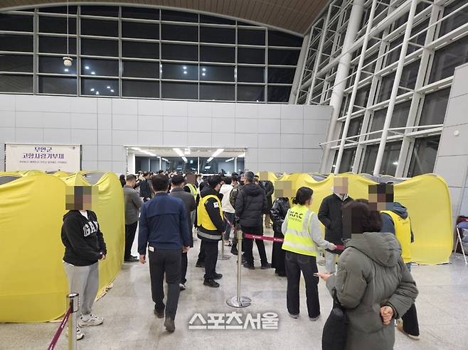 제주항공 착륙사고가 발생한 12월29일 밤 무안국제공항은 어수선하기 그지없었다. 무안 | 김동영 기자 raining99@sportsseoul.com