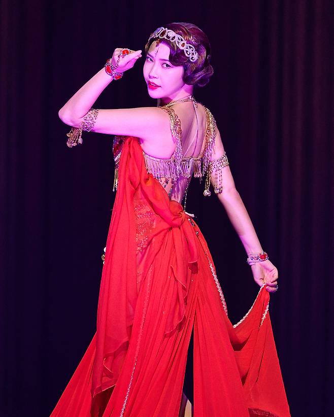 가수 겸 배우 솔라가 뮤지컬 ‘마타하리’에서 매혹적인 퍼포먼스로 작품 흥행을 이끌고 있다. 사진 | EMK뮤지컬컴퍼니