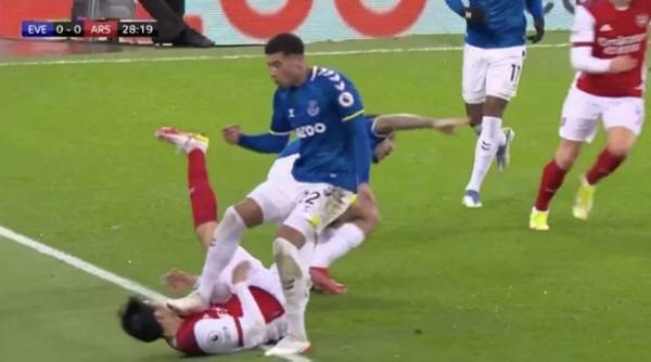 2021년 벤 고드프리가 아스널 수비수 도미야스 다케히로의 얼굴을 발로 가격하는 장면. 중계화면