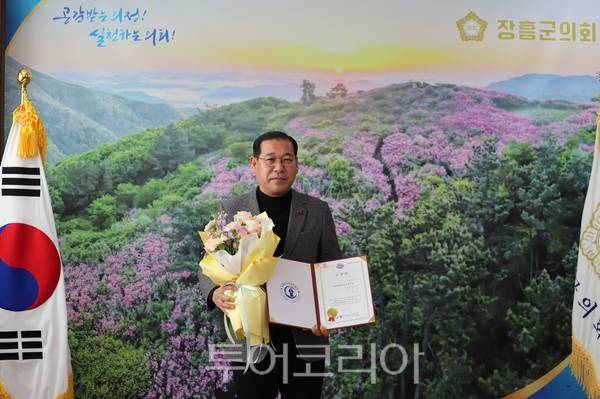 김재승 장흥군의장이 최근 대한민국 국회로부터 지방자치 발전 공로를 인정받아 표창장을 수여받았다. /사진-이창식 기자