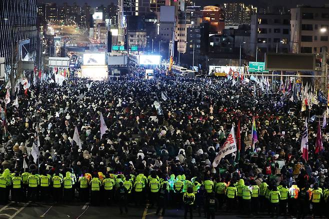 4일 서울 용산구 대통령 관저 인근에서 열린 윤석열 대통령 체포·탄핵 찬반 집회로 한남대로 양방향이 통제되고 있다.뉴스1