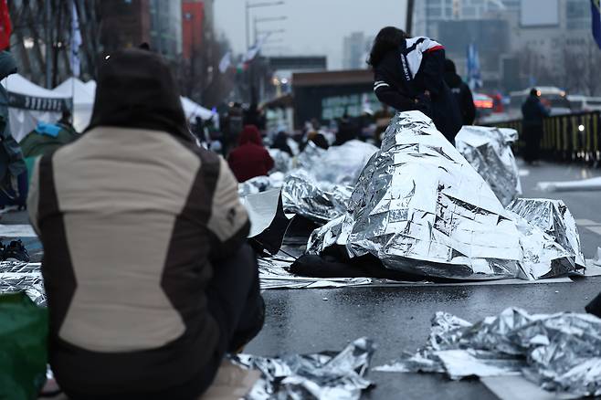 윤석열 대통령의 체포영장 유효기간 만료일인 6일 오전 서울 용산구 한남동 대통령 관저 앞 한남대로에서 '윤석열 즉각 퇴진·사회 대개혁 비상행동'(비상행동) 측 참가자들이 철야투쟁을 이어가고 있다. /연합뉴스