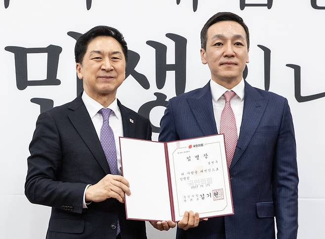 2023년 3월 16일 김기현 당시 국민의힘 대표(왼쪽)와 김민수 대변인이 서울 여의도 국회에서 열린 주요당직자 임명장 수여식에서 기념 촬영을 하고 있다. /뉴스1