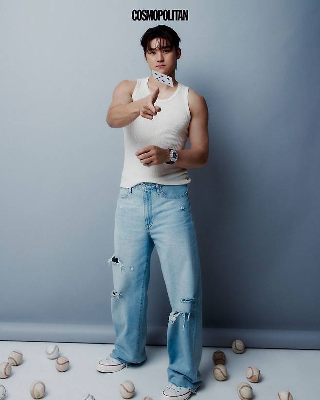 높은 강도와 경량성을 겸비한 사파이어 크리스털 소재를 적용한 스피릿 오브 빅뱅 매직 사파이어 워치 1억원대 Hublot. 탱크톱, 데님 팬츠, 슈즈 스타일리스트 소장품.