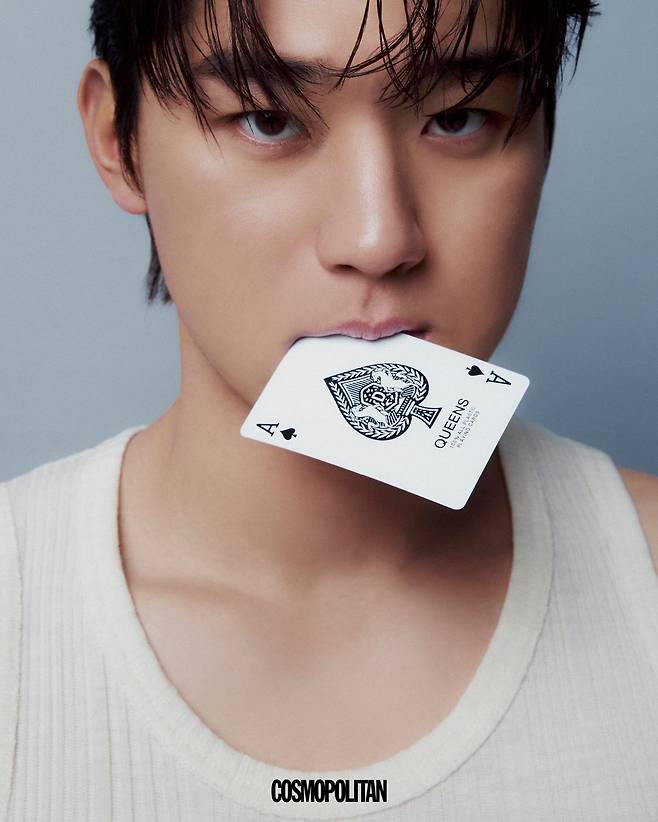 높은 강도와 경량성을 겸비한 사파이어 크리스털 소재를 적용한 스피릿 오브 빅뱅 매직 사파이어 워치 1억원대 Hublot. 탱크톱, 데님 팬츠, 슈즈 스타일리스트 소장품.