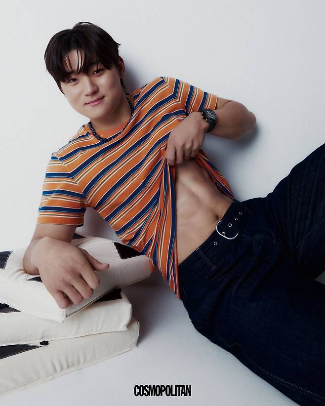 매트 질감의 모노톤 세라믹이 시크한 빅뱅 유니코 블랙 매직 워치 3천만원대 Hublot. 티셔츠 Polo Ralph Lauren by Paramount Pickers. 팬츠, 벨트 모두 Jil Sander. 목걸이 Charlotte Kim.