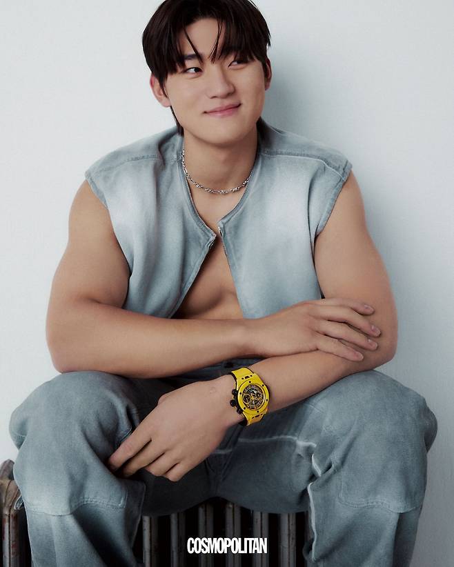 시선을 사로잡는 옐로 컬러를 보디 전체에 적용한 빅뱅 유니코 옐로우 매직 워치 4천만원대 Hublot. 데님 베스트, 데님 팬츠 모두 1017 Alyx 9sm. 목걸이 Scudo.