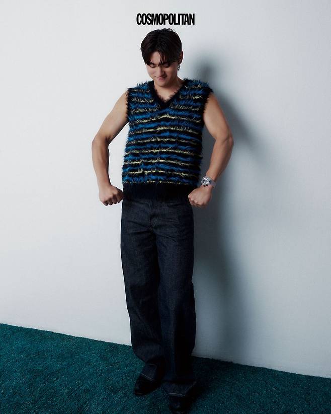 투명한 사파이어 크리스털 케이스 속 매커니즘이 보이는 빅뱅 유니코 사파이어 워치 1억원대 Hublot. 팬츠 Taiga Takahashi. 니트 베스트, 슈즈 스타일리스트 소장품.