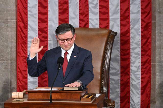 미국 공화당 소속 마이크 존슨 연방 하원의장이 지난 3일 워싱턴 국회의사당에서 연임 선서를 하고 있다. 워싱턴=AFP 연합뉴스