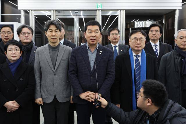 더불어민주당 국회 행정안전위원회 위원들이 6일 윤석열 대통령 체포영장 집행과 관련해 서울 서대문구 경찰청 국가수사본부를 방문해 입장을 밝히고 있다. 연합뉴스