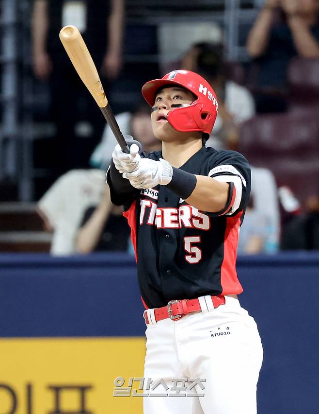 2024 KBO리그 프로야구 키움 히어로즈와 KIA 타이거즈의 경기가 15일 오후 서울 고척스카이돔에서 열렸다. 1회초 1사 1루 김도영이 큼직한 타구를 치고 타구방향을 바라보고 있다. 폴더를 살짝 벗어난 파울홈런. 고척=김민규 기자 /2024.08.15/