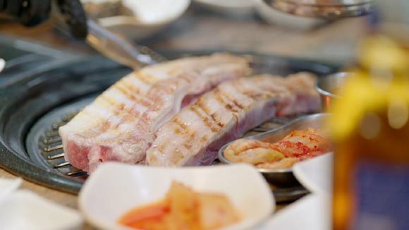 탄수화물과 고기 비계(삼겹살) 등 기름진 음식을 즐긴다면 비알코올 지방간 위험이 높아질 수 있다. 사진은 삼결살. [사진=EBS]