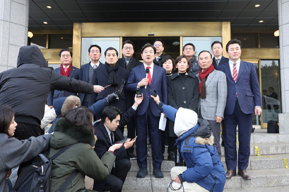 국민의힘 권성동 원내대표와 4선 이상 중진 의원, 국회 법제사법위원회 소속 의원들이 6일 오후 서울 종로구 헌법재판소에 윤석열 대통령 탄핵소추 사유에서 내란죄를 철회한 것과 관련해 항의방문한 뒤 입장을 밝히고 있다. [사진=연합뉴스]