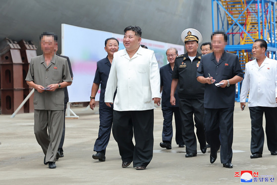 지난해 9월 8일 조선중앙통신은 김정은이 해군기지 건설부지를 찾았다고 보도했다. 당시 김정은은 흰 셔츠를 입었다. 조선중앙통신