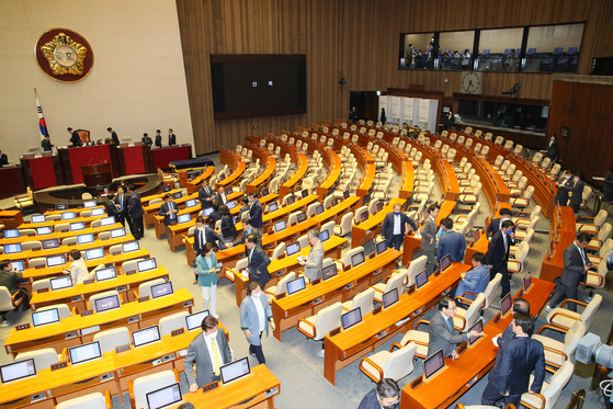 2020년 5월 8일 국회 본회의장에서 열린 제377회 국회(임시회) 제4차 본회의에서 '대한민국헌법 개정안'이 의결정족수 부족으로 인한 투표불성립으로 폐기되자 투표에 참여한 의원들이 퇴장하고 있다. 연합뉴스