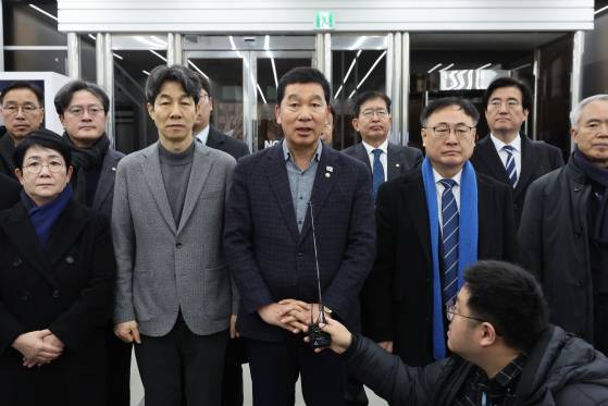 국회 행정안전위원회 신정훈 위원장과 더불어민주당 윤건영 간사 및 위원들이 윤석열 대통령 체포영장 집행과 관련해 6일 오전 서울 서대문구 경찰청 국가수사본부를 방문해 입장을 밝히고 있다. 연합뉴스