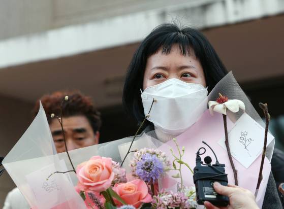 사건 발생 24년 만에 재심에서 무죄를 선고받은 김신혜 씨가 6일 전남 장흥군 용산면 장흥교도소에서 취재진의 질문에 답하고 있다.   연합뉴스