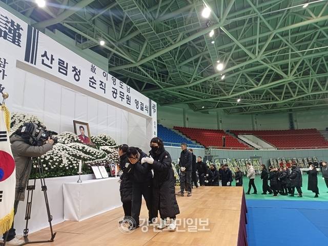 ▲ 설악산에서 낙상환자 구조작업에 나섰다가 순직한 이영도 대원에 대한 영결식이 6일 태백고원체육관에서 산림청 장으로 엄수됐다.