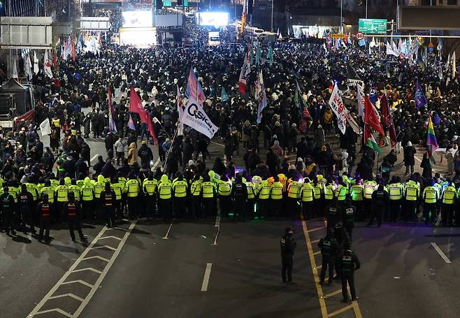 4일 오후 대통령 관저가 있는 서울 용산구 한남동 한남대로에서 민주노총 등이 윤석열 대통령 체포를 촉구하는 집회를 열고 있다. / 사진=연합뉴스