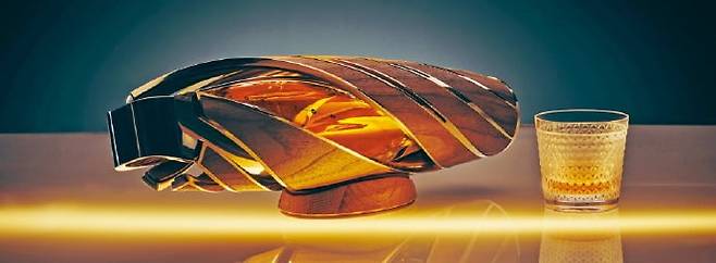 롯데마트 보틀벙커가 이번 설 선물 세트로 출시한 ‘맥캘란 호라이즌’은 위스키 브랜드 맥캘란이 200주년을 맞아 영국 최고급 자동차 브랜드 벤틀리와 협업해 내놓은 한정판 위스키다. /롯데마트 제공