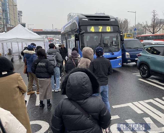 집회로 인해 버스정류장을 이용할 수 없어 도로 위에서 버스를 타는 사람들. /사진=이민형 기자