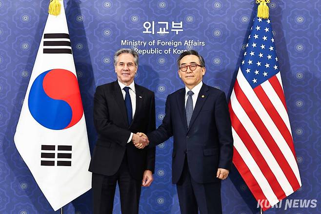 조태열 외교부 장관(오른쪽)과 블링컨 미국 국무부 장관이 6일 서울 서울 종로구 외교부 청사에서 열린 한미 외교장관회담에 앞서 기념촬영 하고 있다.&nbsp;