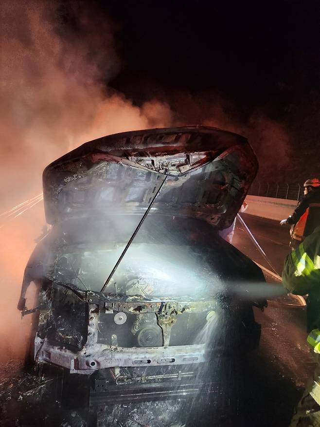 불이 난 차량 (사진 = 안동소방서)