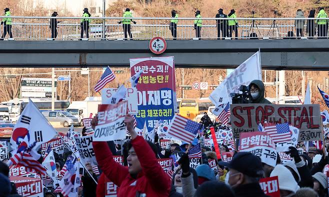 윤석열 대통령 지지자들이 3일 서울 용산구 한남동 대통령 관저 앞에서 고위공직자범죄수사처의 체포영장 집행을 규탄하는 집회를 하고 있다. /사진=뉴스1