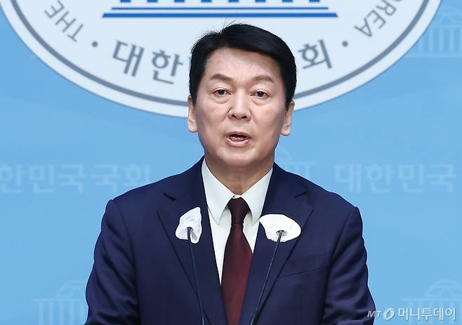 (서울=뉴스1) 김민지 기자 = 안철수 국민의힘 의원이 6일 오전 서울 여의도 국회 소통관에서 고위공직자범죄수사처(공수처)의 윤석열 대통령 체포 영장 집행 업무 경찰 일임 및 현안 관련 기자회견을 하고 있다. 2025.1.6/뉴스1  Copyright (C) 뉴스1. All rights reserved. 무단 전재 및 재배포,  AI학습 이용 금지. /사진=(서울=뉴스1) 김민지 기자