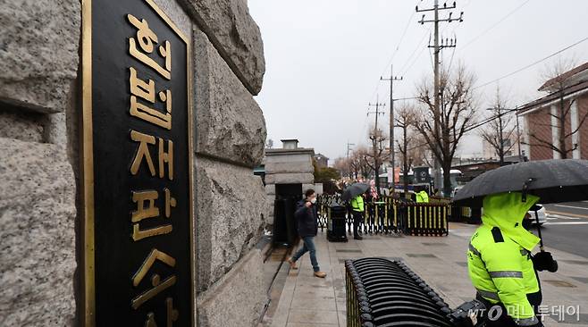 (서울=뉴스1) 박지혜 기자 = 헌법재판소 '8인 체제' 구성 이후 첫 재판관 회의가 열리는 6일 서울 종로구 헌법재판소에 긴장감이 흐르고 있다.   2025.1.6/뉴스1  Copyright (C) 뉴스1. All rights reserved. 무단 전재 및 재배포,  AI학습 이용 금지. /사진=(서울=뉴스1) 박지혜 기자
