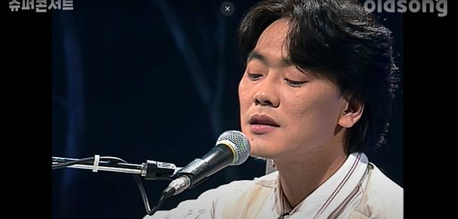 1996년 1월6일 대한민국의 가객, 김광석이 세상을 떠났다. 사진은 김광석이 생전에 노래를 콘서트를 하는 모습./사진=유튜브 '김광석 자료방' 갈무리(KMTV)