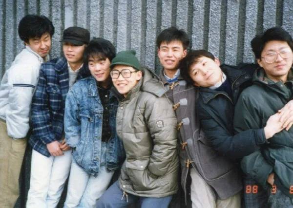 동물원 멤버들이 공연 직전 찍은 기념 사진. 왼쪽부터 최형규, 박기영, 김광석, 유준열, 박경찬, 김창기, 이성우의 모습./사진=푸른 곰팡이 제공