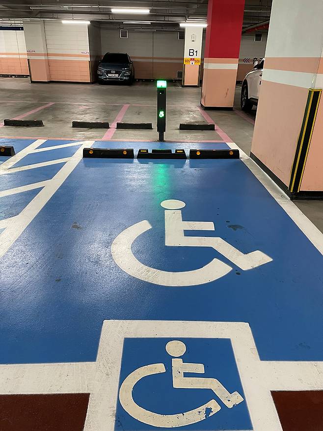 서울시 양천구청이 해누리타운 지하 주차장에 설치된 장애인전용주차구역 스마트 지킴이 모습. [양천구청 제공]