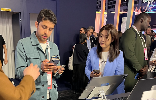 지난해 5월 프랑스 비바테크(VivaTech)에 참석한 이선용(오른쪽) 대표가 펄핏 서비스에 대해 설명하고 있다.[펄핏 제공]
