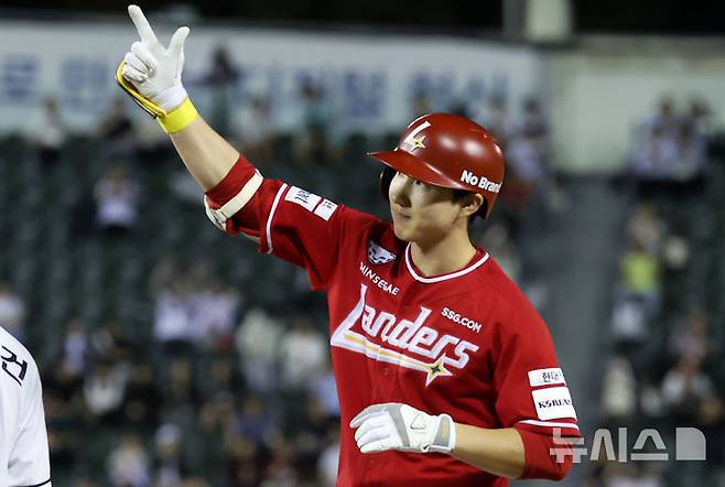 [서울=뉴시스] 홍효식 기자 = 23일 서울 송파구 잠실야구장에서 열린 2024 KBO리그 SSG 랜더스와 두산 베어스의 경기, 3회초 2사 1,2루 SSG 박성한이 1타점 1루타를 친 뒤 세리머니하고 있다. 2024.09.23. yesphoto@newsis.com