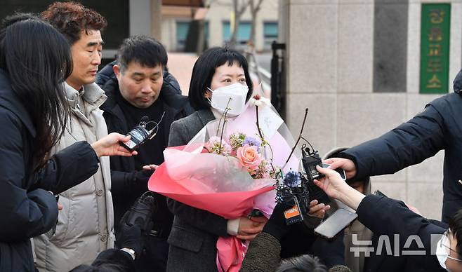 [장흥=뉴시스] 변재훈 기자 = 아버지 존속살해 혐의로 복역 중 24년 만에 재심에서 무죄를 선고받은 김신혜(47·여)씨가 6일 전남 장흥군 용산면 장흥교도소에서 석방 직후 취재진 질문에 답하고 있다. 김씨는 다량의 수면제 탄 술을 마시게 해 아버지를 살해한 뒤 유기한 혐의로 무기징역이 확정돼 복역하다 이날 재심 재판에서 무죄가 선고돼 풀려났다. 2025.01.06. wisdom21@newsis.com