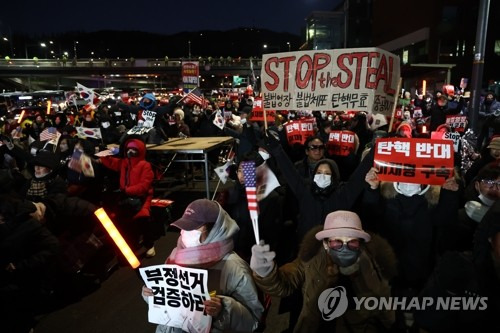 체포영장 집행 반대하는 윤 대통령 지지자들 (서울=연합뉴스) 윤동진 기자 = 윤석열 대통령 지지자들이 3일 서울 용산구 한남동 대통령 관저 입구에서 고위공직자범죄수사처의 체포영장 집행을 막기 위해 집회를 열고 있다. 2025.1.3 mon@yna.co.kr