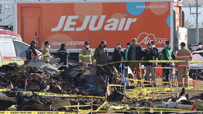 지난 1일 제주항공 여객기 참사 현장에서 미국 연방교통안전위원회(NTSB)와 연방항공국(FAA), 보잉사 관계자들로 구성된 미국 조사단이 국토부 사고 조사관과 현장 조사를 하고 있다. 사진 : 연합뉴스