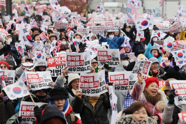 윤석열 대통령에 대한 고위공직자범죄수사처의 체포영장 유효기간 만료를 하루 앞둔 5일 서울 용산구 대통령 관저 인근에서 보수단체가 대통령 체포 및 탄핵 반대 집회를 하고 있다. 연합뉴스