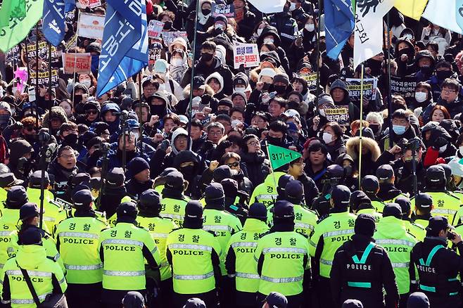 지난 4일 서울 용산구 대통령 관저 인근에서 윤석열 대통령 체포·탄핵 찬성 집회에 나선 민주노총 등 진보단체 회원들이 관저 방향으로 행진을 시도하자 경찰이 제지하고 있다. 뉴스1