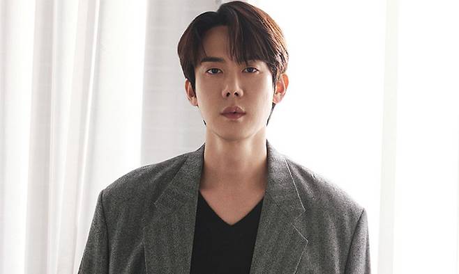 MBC 로맨스 스릴러 드라마 ‘지금 거신 전화는’에서 대통령실 대변인 백사언을 연기한 유연석은 “차가운 면과 재미있는 부분들, 따뜻하고 로맨스가 있는 부분들이 잘 표현되기를 바랐는데 좋게 전달된 것 같아서 다행이다”고 말했다. 킹콩 by 스타쉽 제공