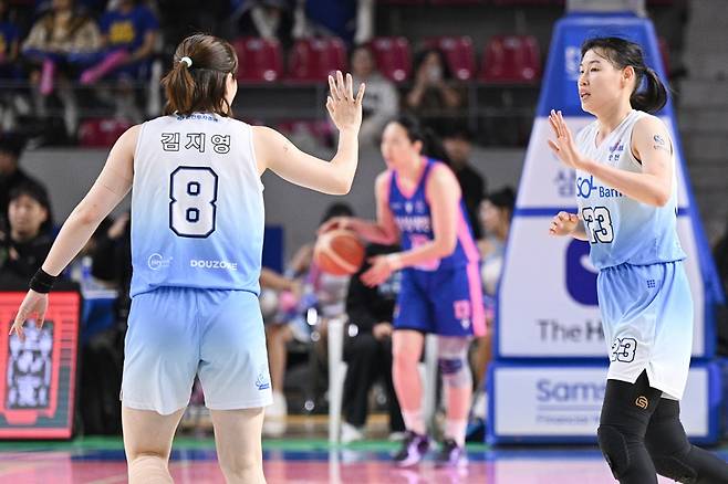 ▲ 김지영과 홍유순(왼쪽부터) ⓒ WKBL
