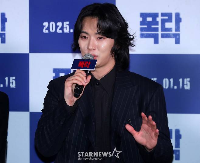 배우 안우연이 6일 오후 서울 용산구 아이파크몰 CGV에서 진행된 영화 '폭락' 언론시사회 및 기자간담회에서 故 송재림과의 추억을 이야기 하고 있다.  '폭락'은 고(故) 송재림 배우의 유작이자 가상화폐 시장에 뛰어든 청년 사업가 혹은 사기꾼의 이야기를 그린 영화다. 오는 15일 개봉. 2025.01.06 /사진=김창현 chmt@